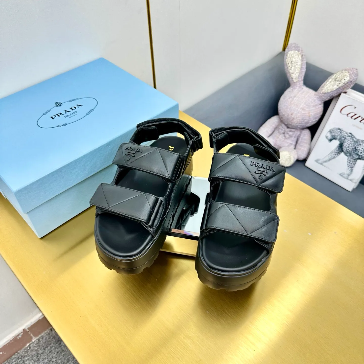 👟👟Ex-factory price 480👟👟 The highest version of Prada's new thick-soled casual sneakers. This sneaker continues the timeless silhouette and is a new classic item. Crafted from leather to enhance style. The style is light, with a triangle buckle logo and a 5CM thick sole. It is suitable for all seasons and can be matched with all kinds of casual styles. In an era where various styles are full of attention, the most long-term companion and the one that captures people's hearts bit by bit is undoubtedly the white shoe. Fabric: Cowhide Lining: Sheepskin Outsole: Original rubber outsole Sole thickness: 5CM Size 35-41